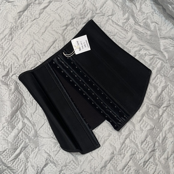 The perfect waist trainer, does not bend, and is firm. - Picture 2 of 2